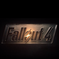 Das Fallout 4 Logo in dessen "O" mit einem Blitzsymbol für Elektrizität verziert ist.